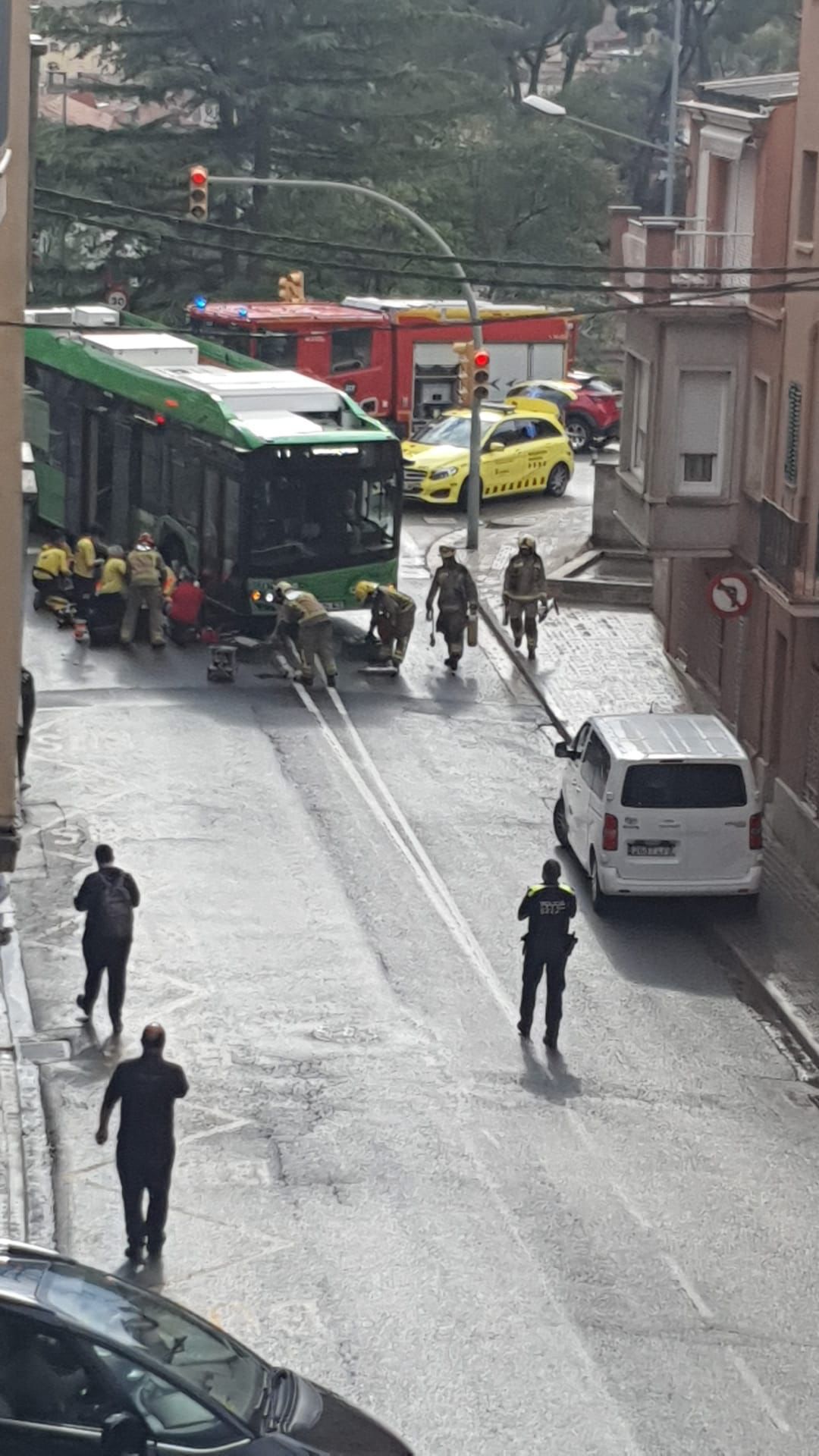 Un bus urbà atropella una dona i un nen a Manresa