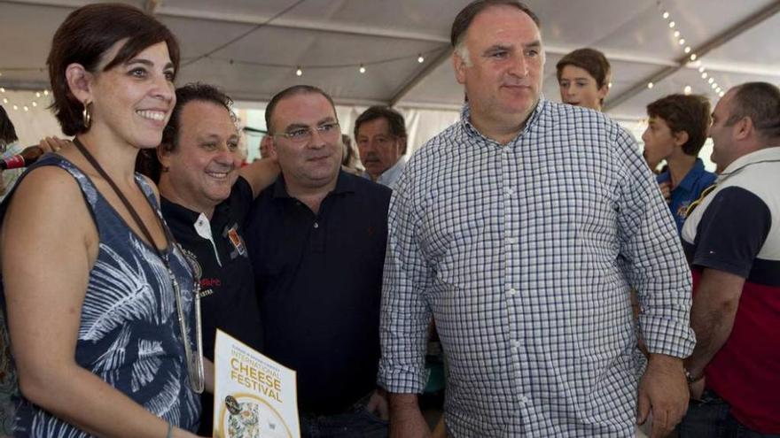 La pregonera Luisa Villegas y el cocinero José Andrés, a la derecha, con dos de los productores que participaron en la Feria.