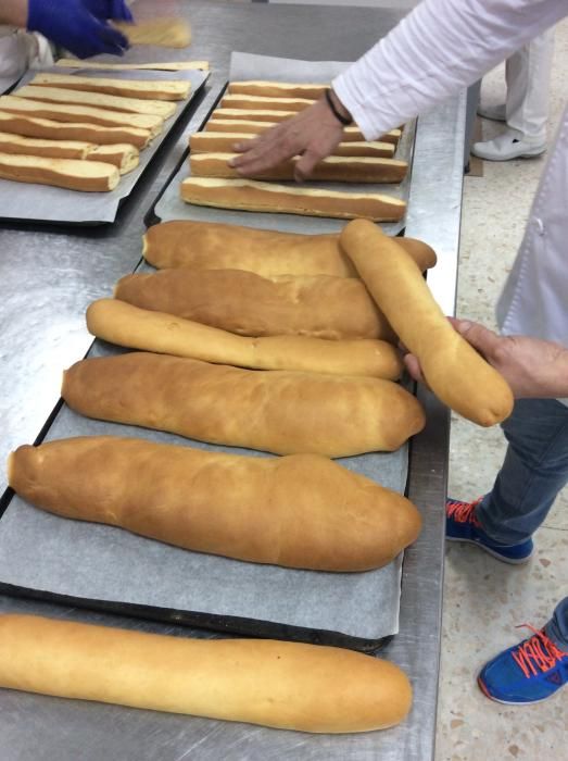 Elaboración de torrijas en el obrador de Tejeros.