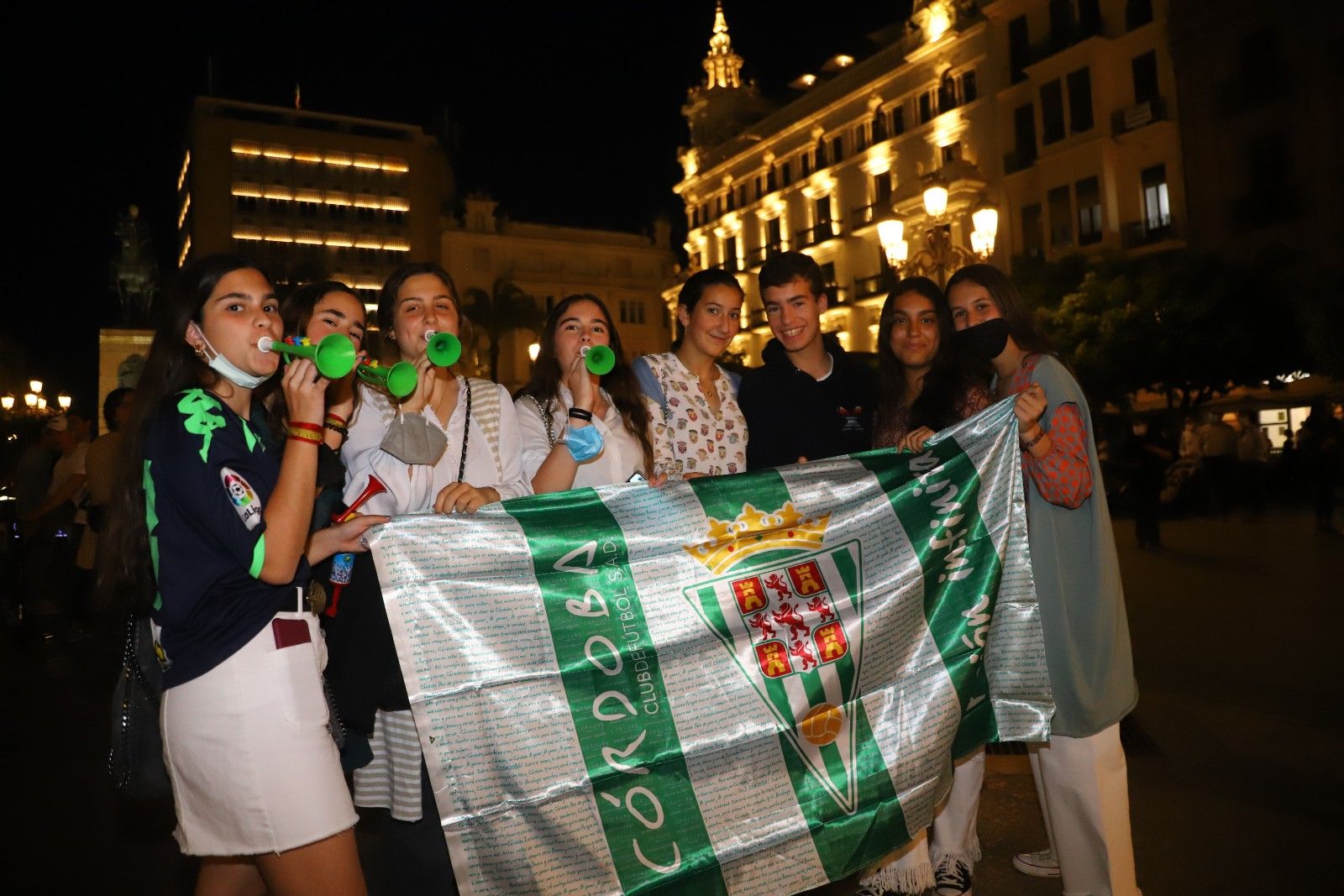 Los aficionados cordobesistas celebran el ascenso en Las Tendillas