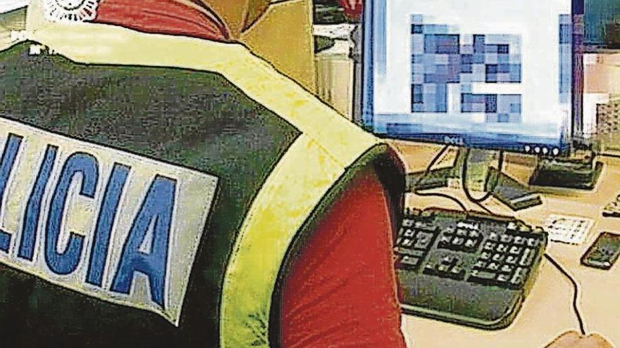 Un Policía Nacional rastrea la red en busca de pornografía infantil.