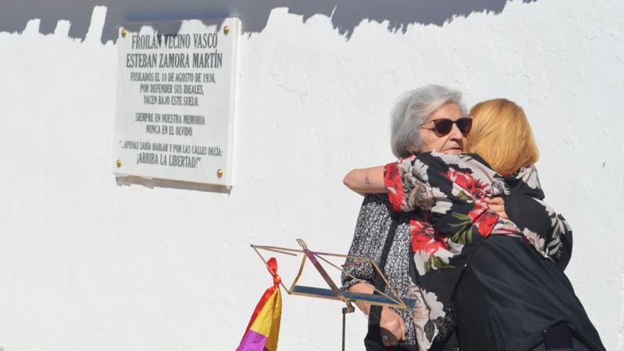 Pilar Zamora (izquierda) y Lola Eiffel, fundidas en un abrazo durante el homenaje. | E. P.
