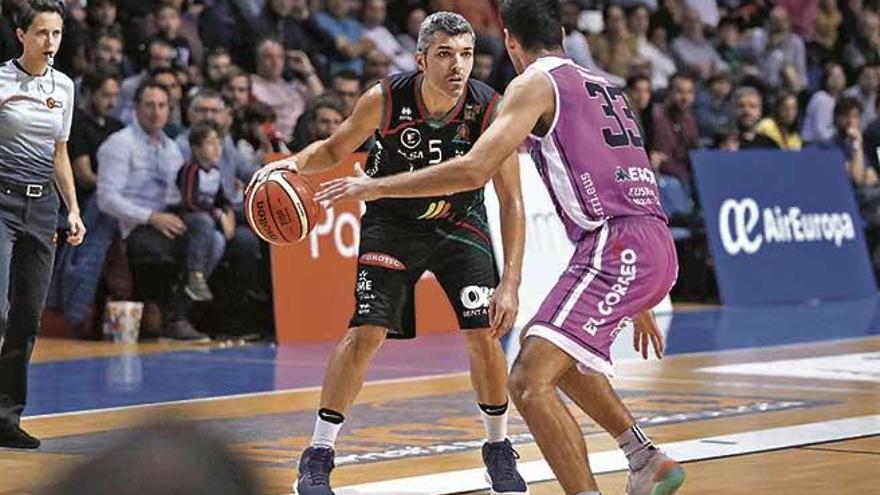 A la izquierda, una de las dos árbitras en el Iberojet-Araberri del domingo.