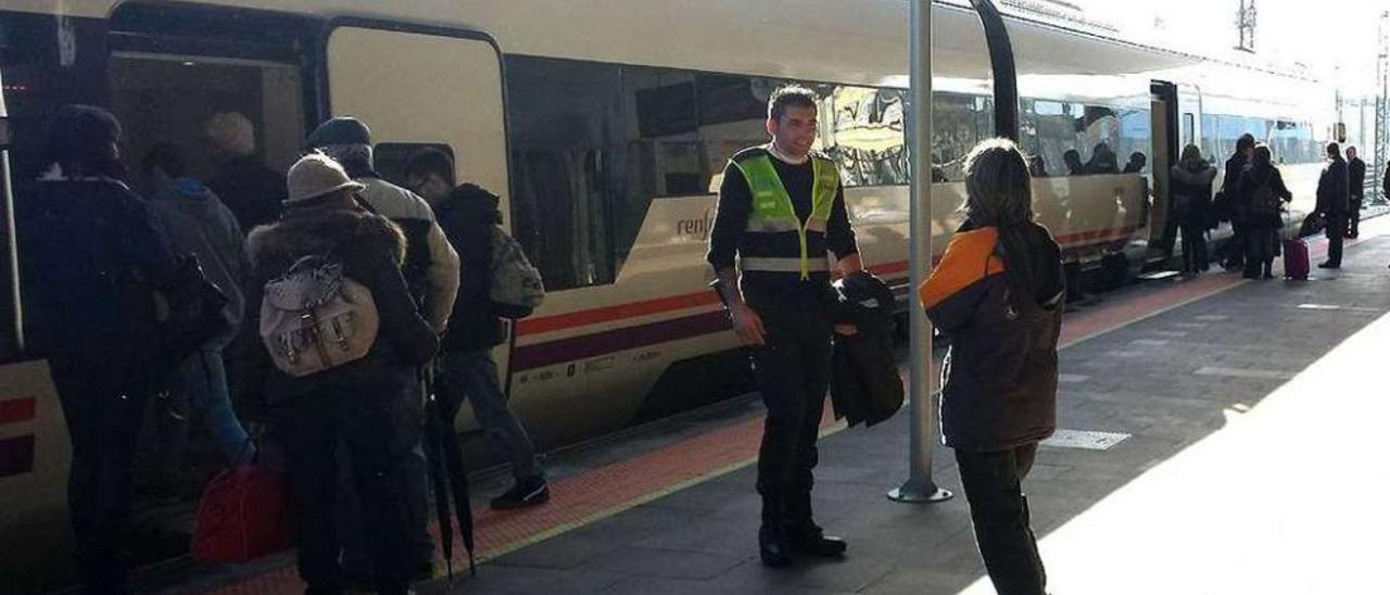 Viajeros suben y bajan de un tren estacionado en la terminal pontevedresa. // Rafa Vázquez