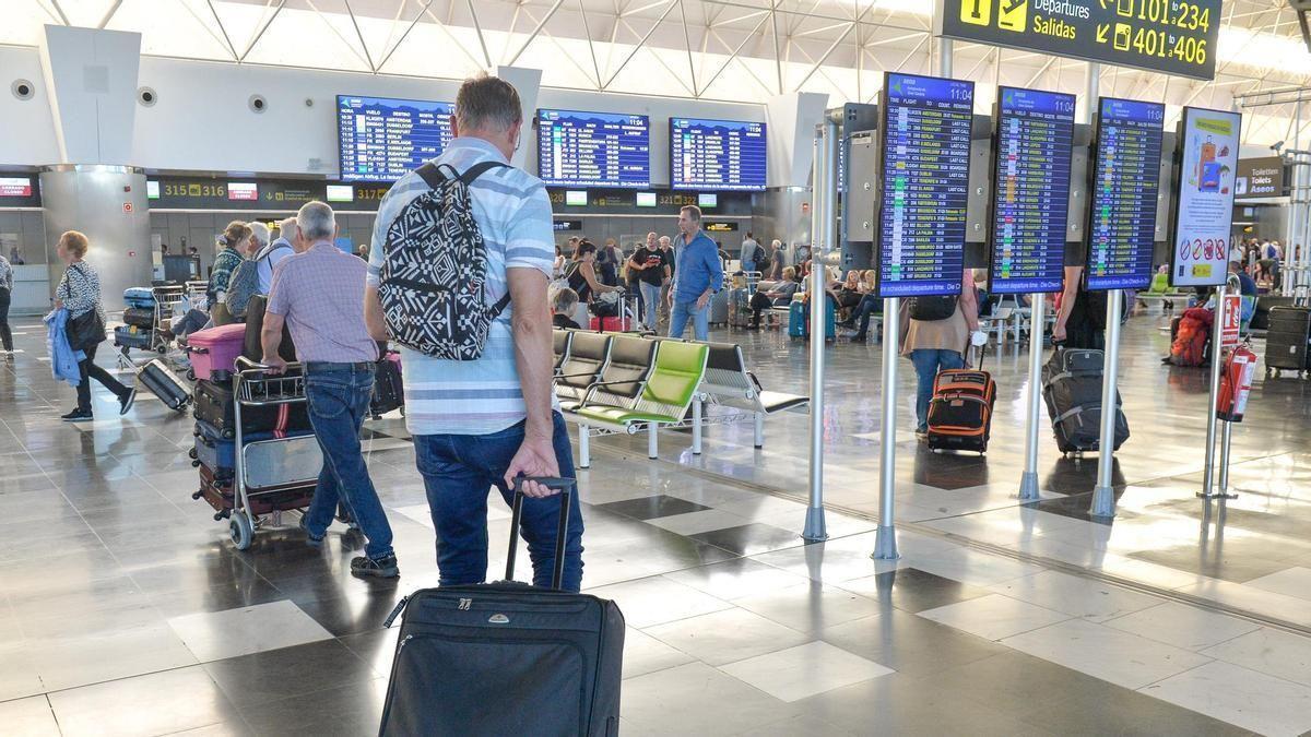 Varios pasajeros en una terminal de salidas de un aeropuerto de Canarias.