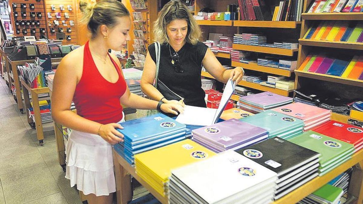Imagen de material escolar en una papelería de Castelló.