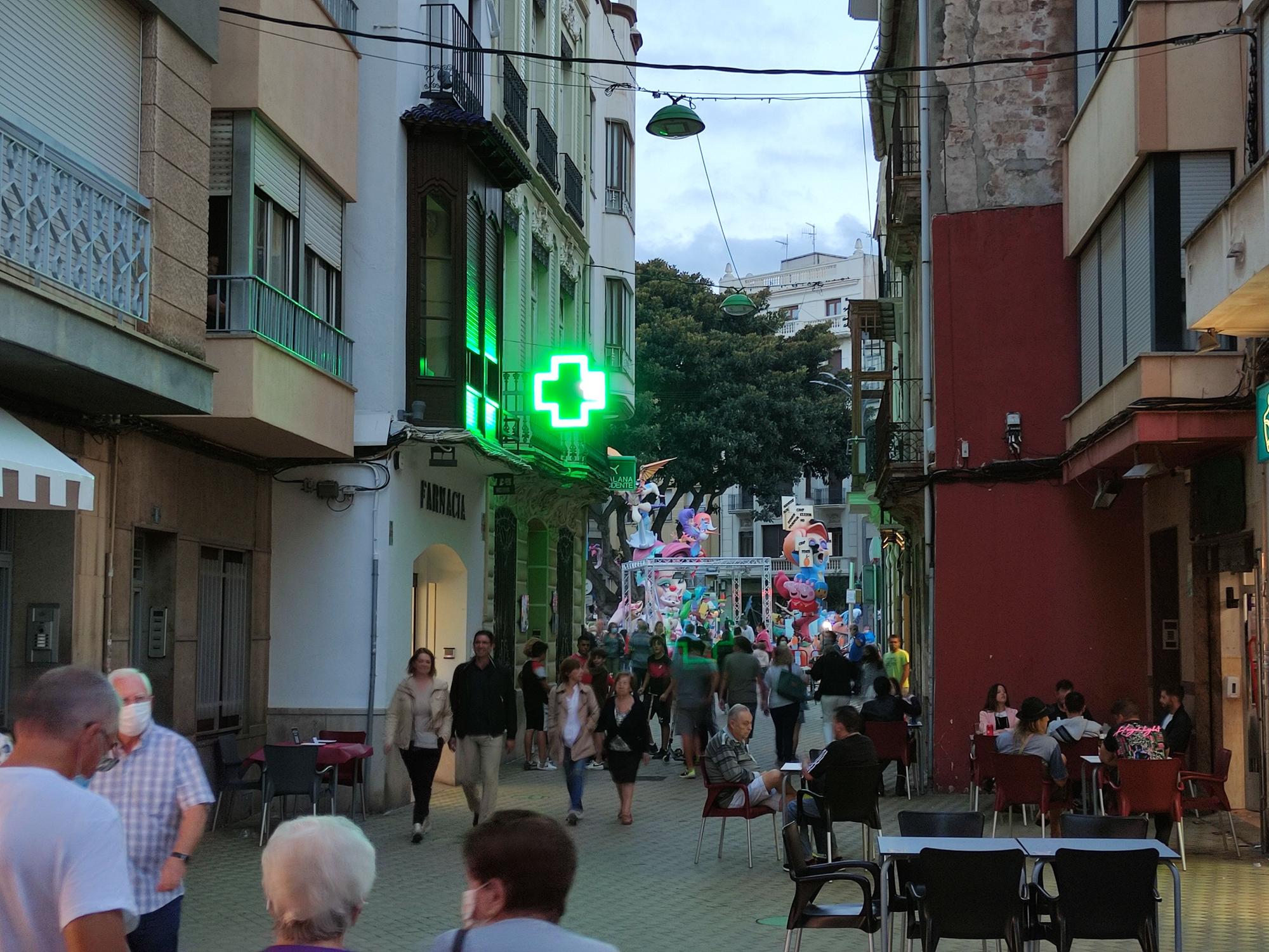 Calles llenas en Burriana en la víspera de la 'cremà'