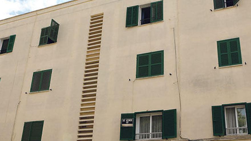Una niña de cuatro años, herida grave al caer desde el tercer piso de un edificio en Palma
