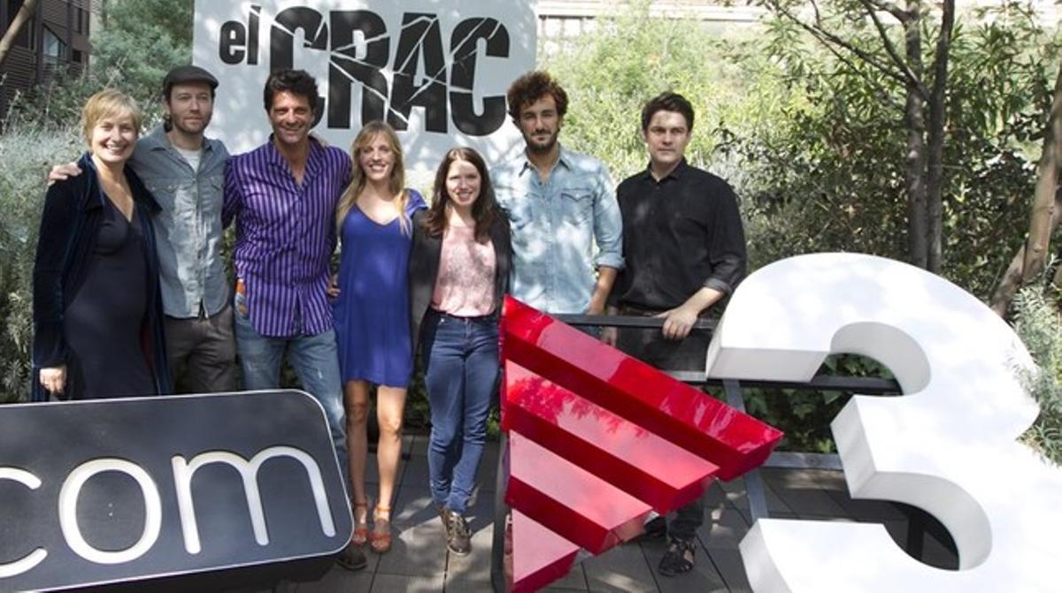Joel Joan i la resta de companys de l’equip d’’El crac’, de TV-3, durant la presentació de la primera temporada de la sèrie.