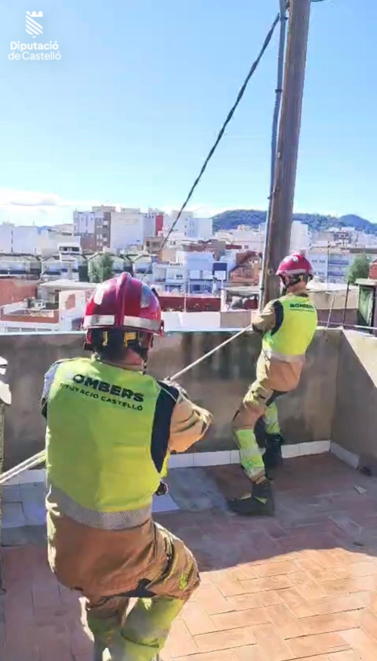 Dos bomberos trabajando en un tejado este sábado en Castellón. Dos bomberos trabajando en un tejado este sábado en Castellón.