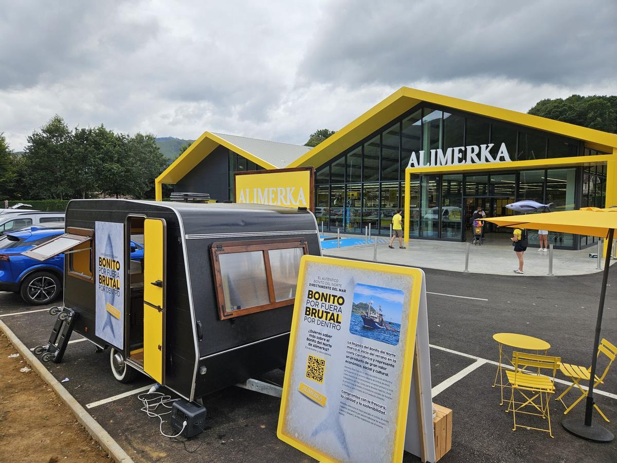 Instalaciones de Alimerka en El Prestín, con el foodtrack en primer término.