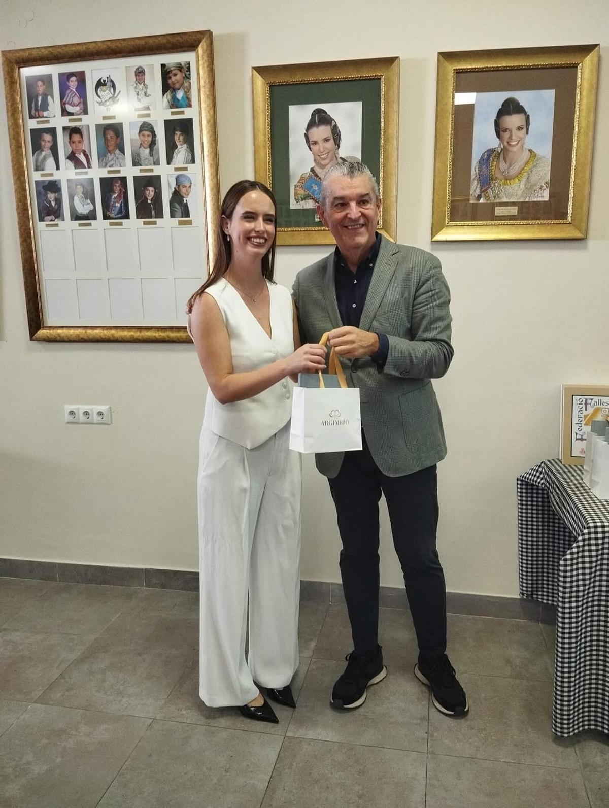 Las falleras mayores de Primera A recibieron el medallón para el 1 de enero