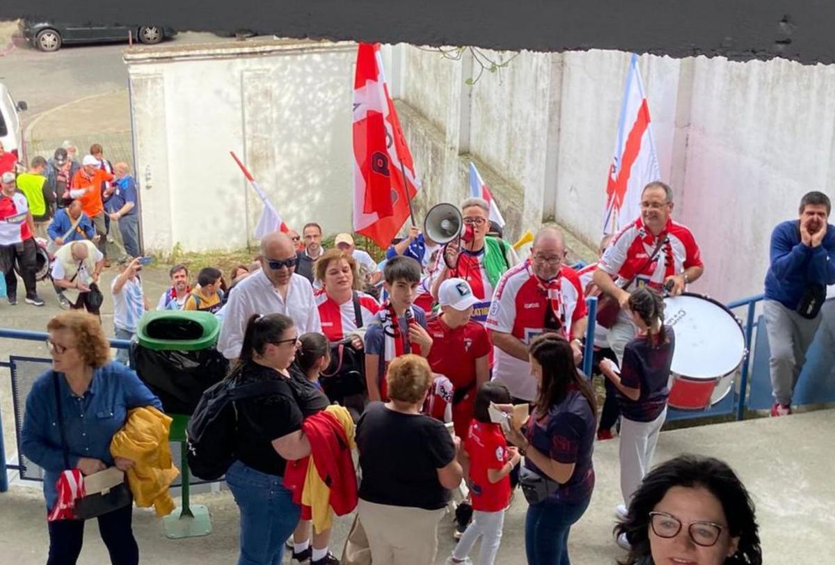 Entrando a la Preferencia del estadio de O Couto.  | // FDV