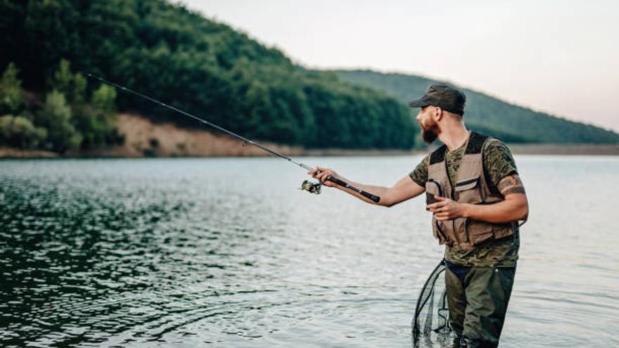 Adiós a pagar por una maleta extra: la clave está en usar un chaleco de pesca