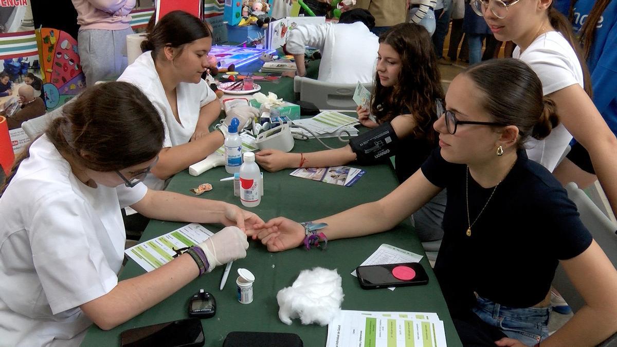 Alumnos de ciclos de la rama sanitaria muestran sus aprendizajes.