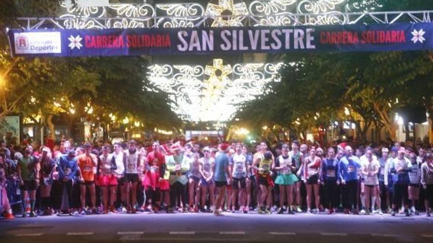 Varios instantes de la San Silvestre de Alicante que se celebró ayer por el centro de la ciudad.