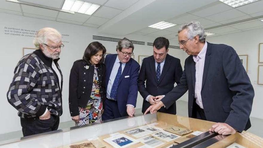 Manuel Sendón, Ana Isabel Vázquez, José Manuel Bonet, Román Rodríguez y Xosé Luis Suárez, en la exposición en París.