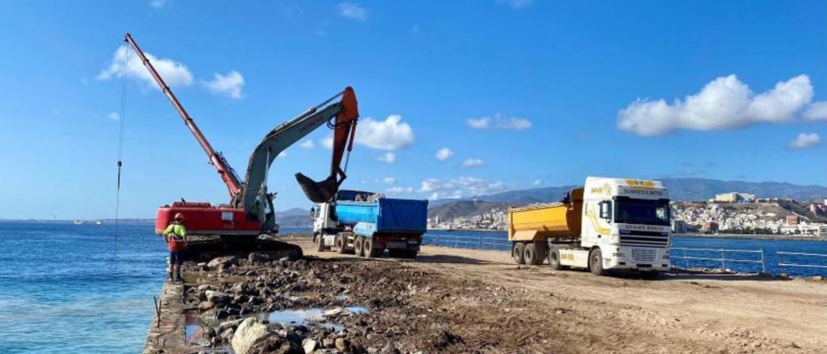 Obras del alargue del muelle Reina Sofía en 2022.