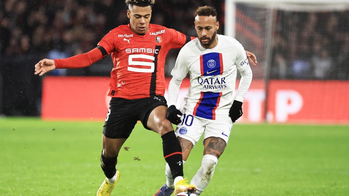 Desire Doue junto a Neymar en un partido entre el Rennes y el PSG de la Ligue 1 2022/23