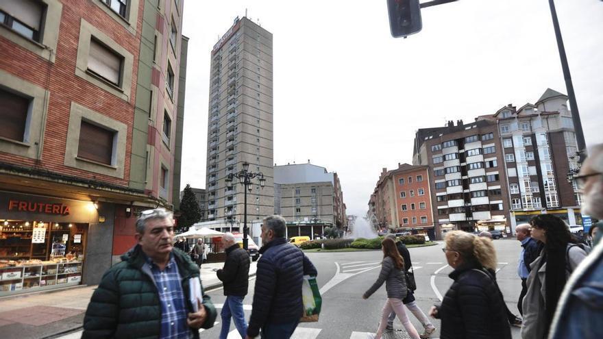 Peatones cruzan la calle con la torre de Teatinos al fondo.