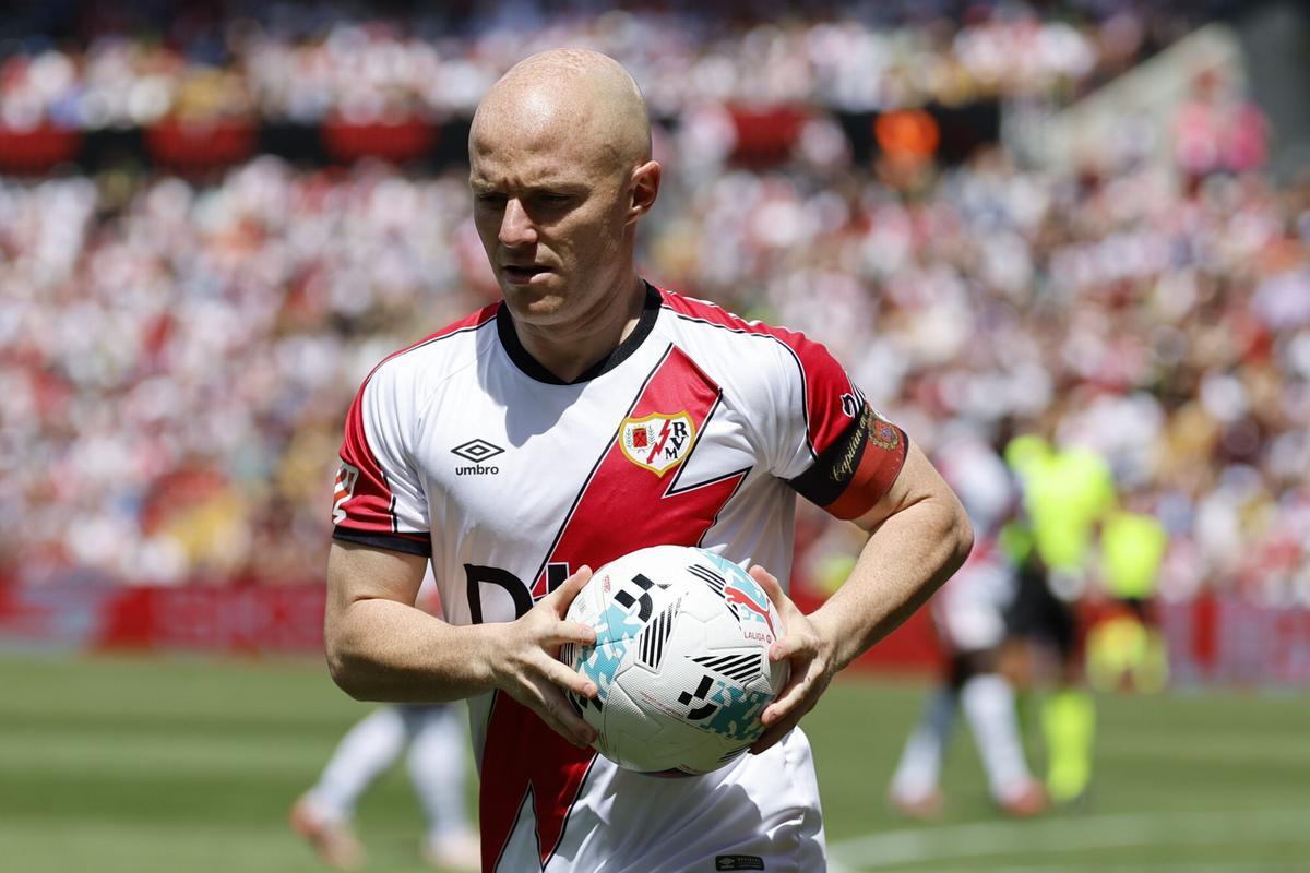 El centrocampista del Rayo Vallecano Isi Palazón durante el partido de LaLiga entre el Rayo Vallecano y la Real Sociedad celebrado en el estadio de Vallecas enMadrid, este domingo. EFE/Mariscal. (Rayo)