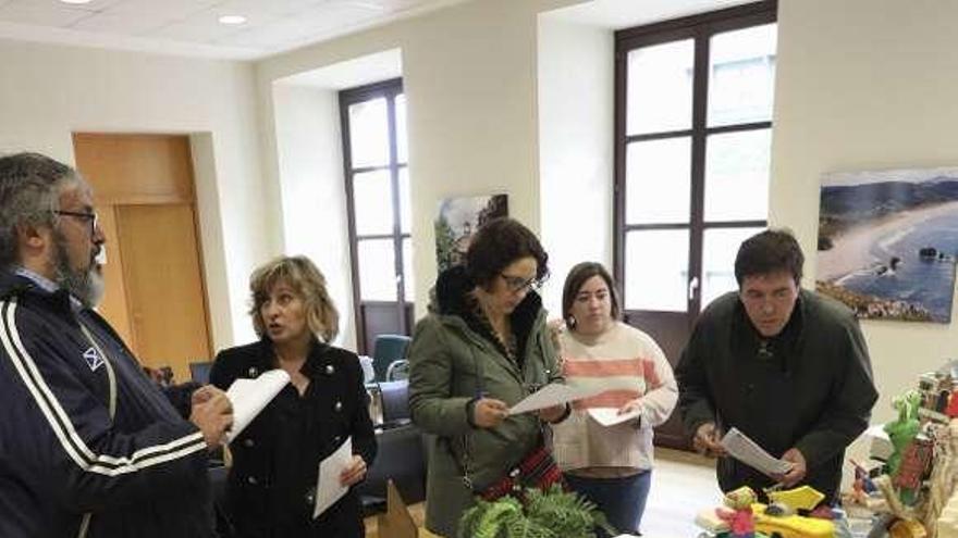 El jurado del concurso de carrozas del Bollo deliberando.