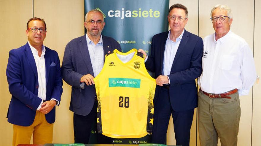 Responsables de Cajasiete y el CB Canarias, tras la firma del acuerdo.