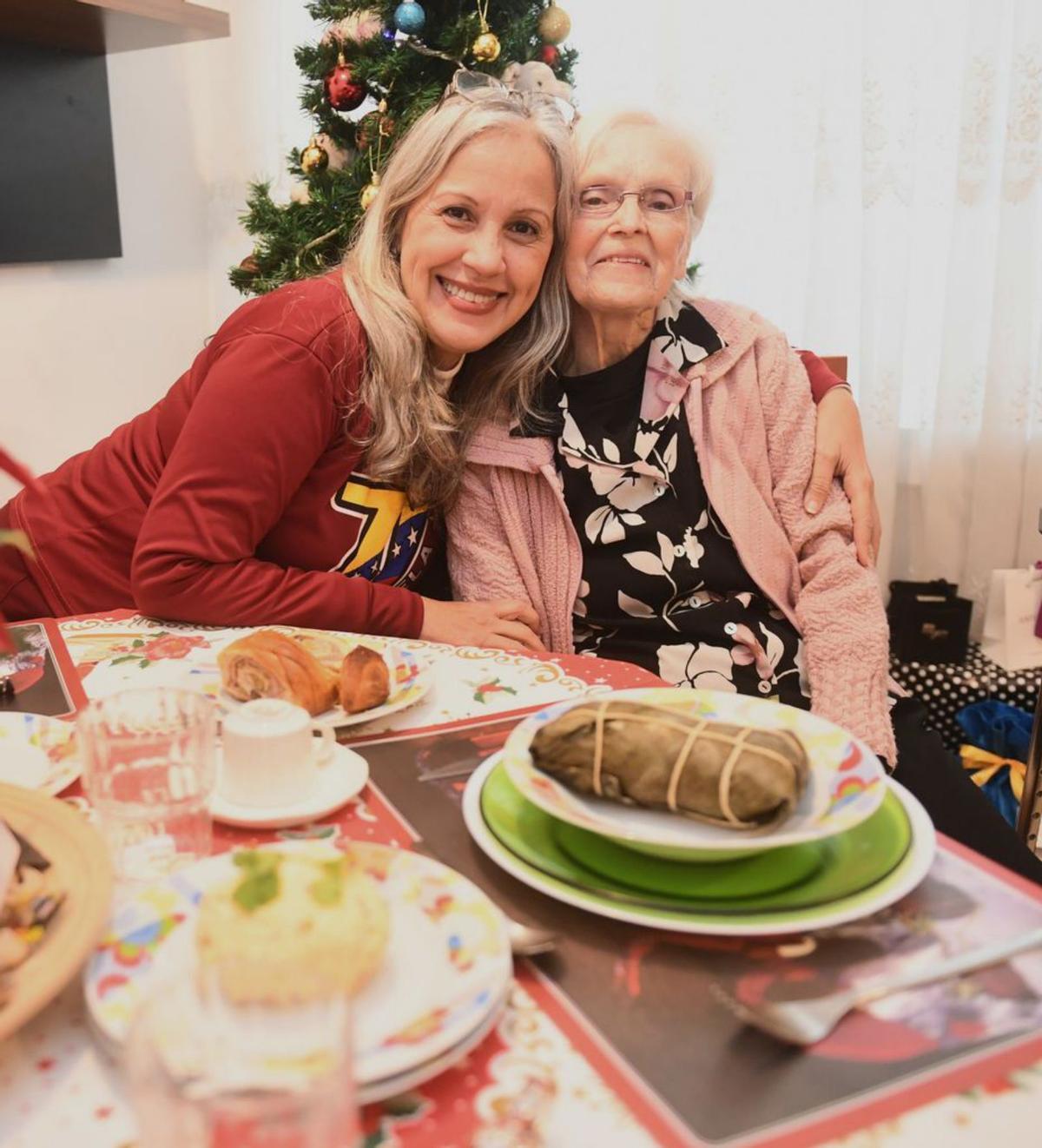 Yamileth Mora y su madre, Trina, en su casa. | // CARLOS PARDELLAS