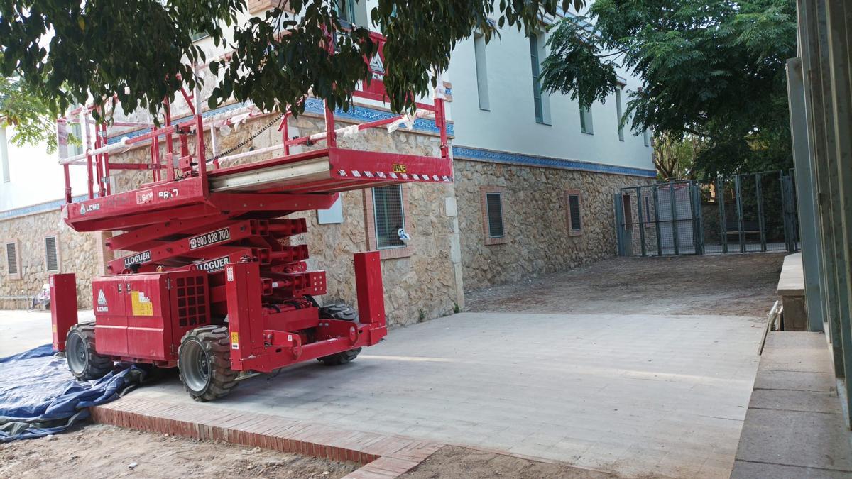 Un elevador en el pati de la Torre destinat als treballs en curs