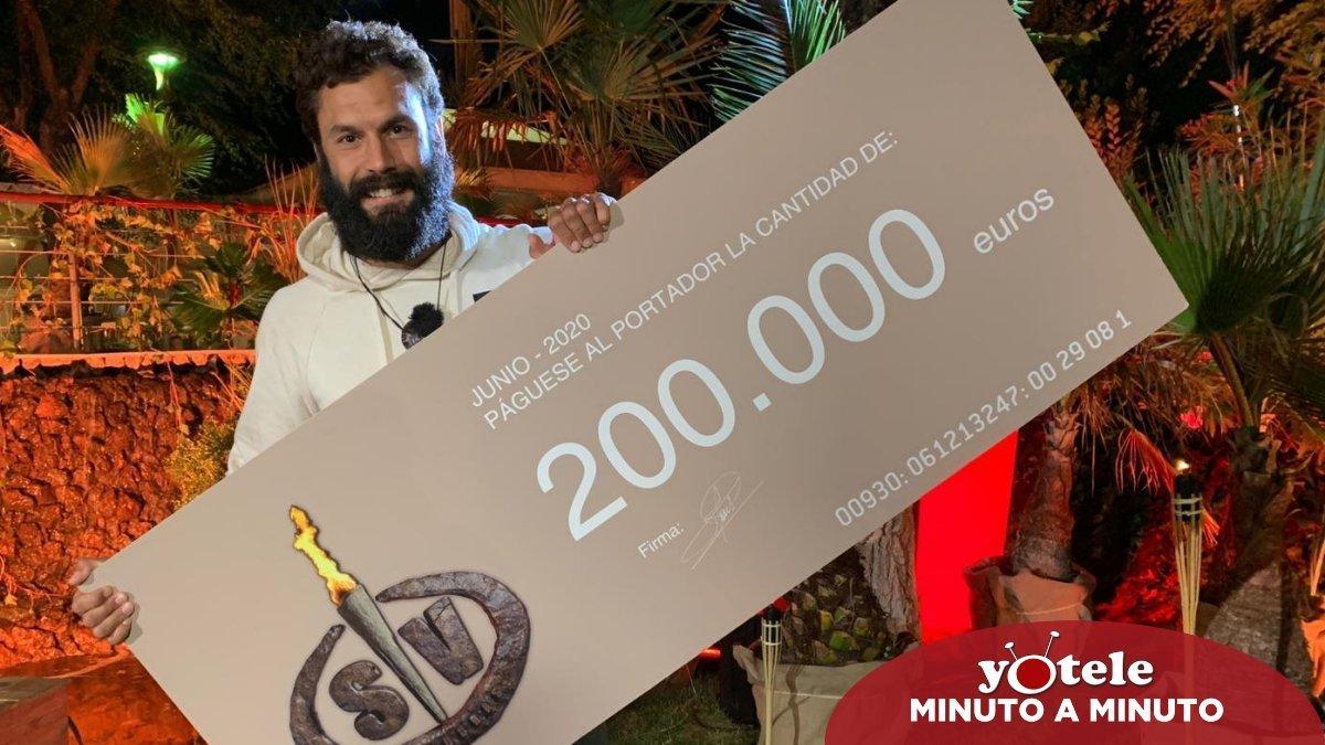 Jorge Pérez con el premio tras proclamarse ganador de 'Supervivientes 2020'.