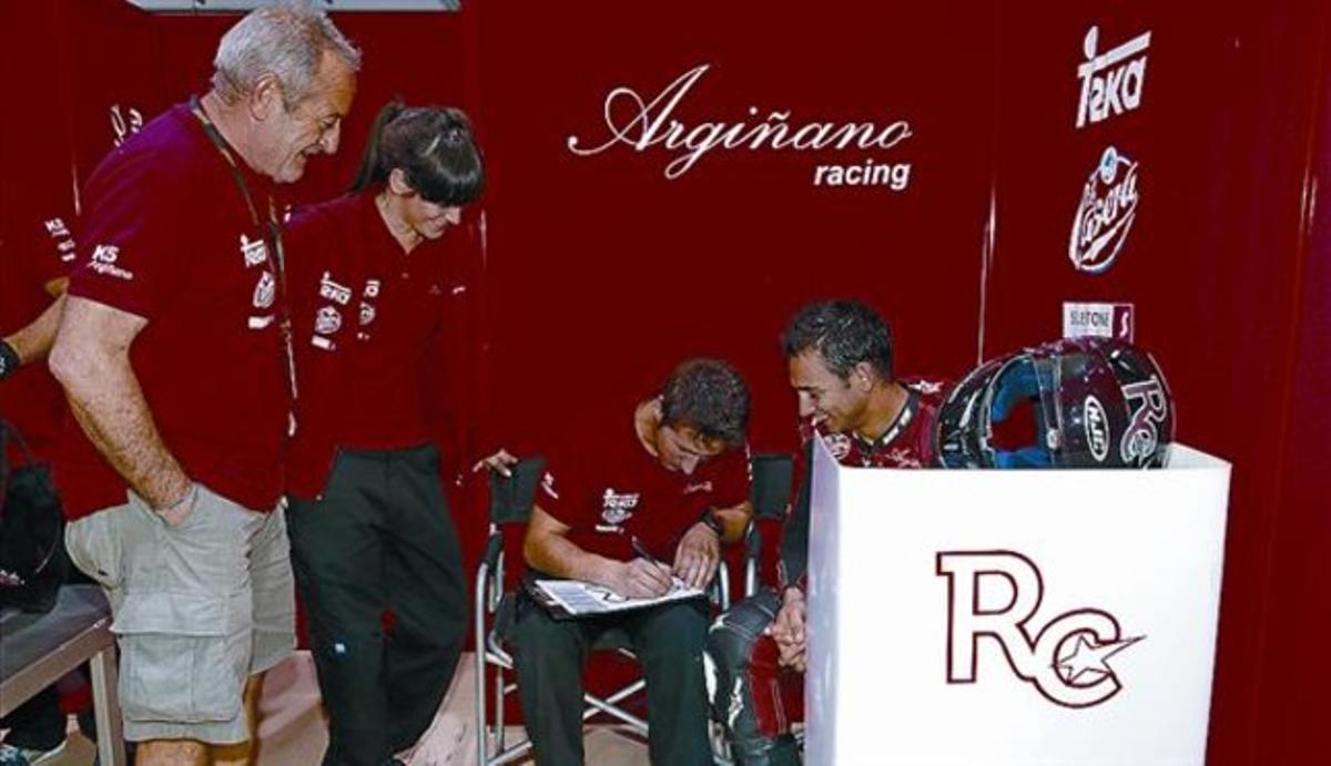 La família 8 Karlos Arguiñano i la seva filla Amaia, enginyera de l’equip, amb el seu pilot Ricky Cardús. La família 8 Karlos Arguiñano i la seva filla Amaia, enginyera de l’equip, amb el seu pilot Ricky Cardús.