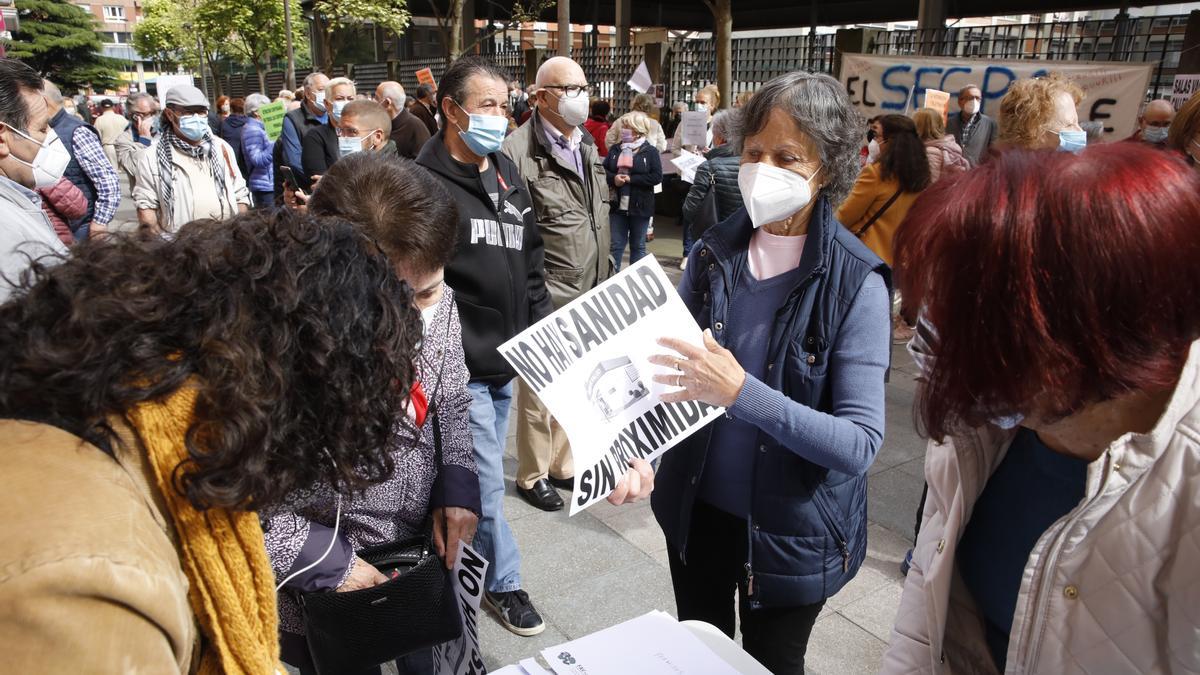 Protesta vecinal en el centro de salud de Severo Ochoa