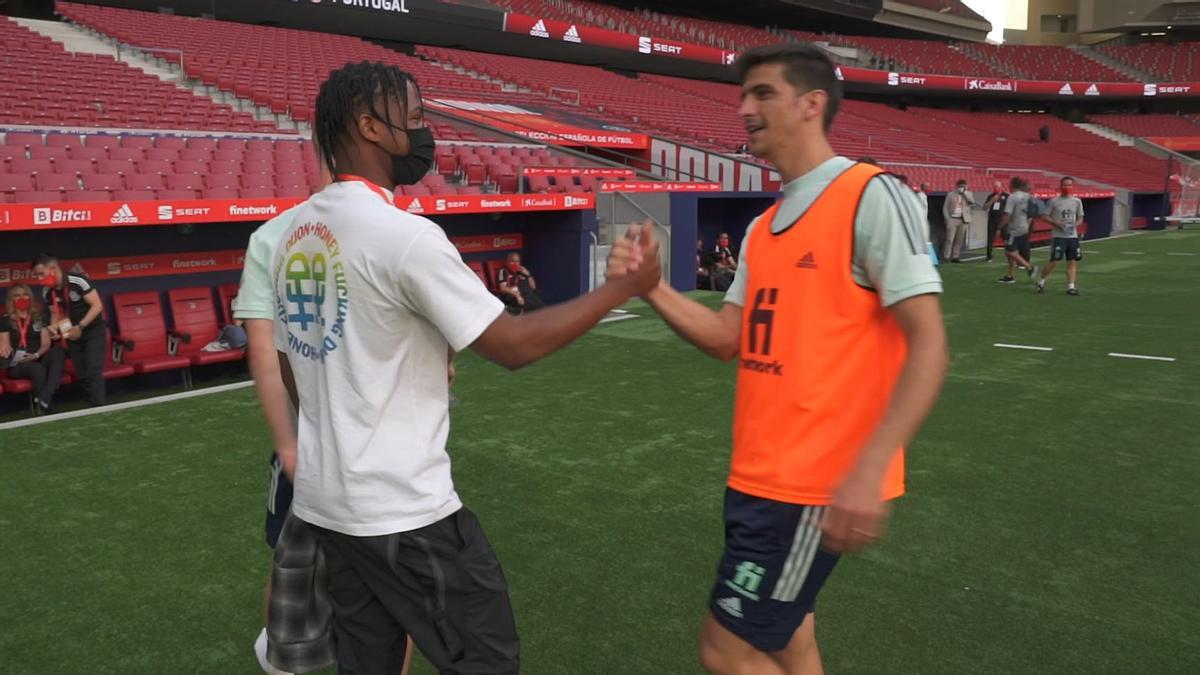 Ansu Fati saluda a La Roja durante un entrenamiento en el Wanda