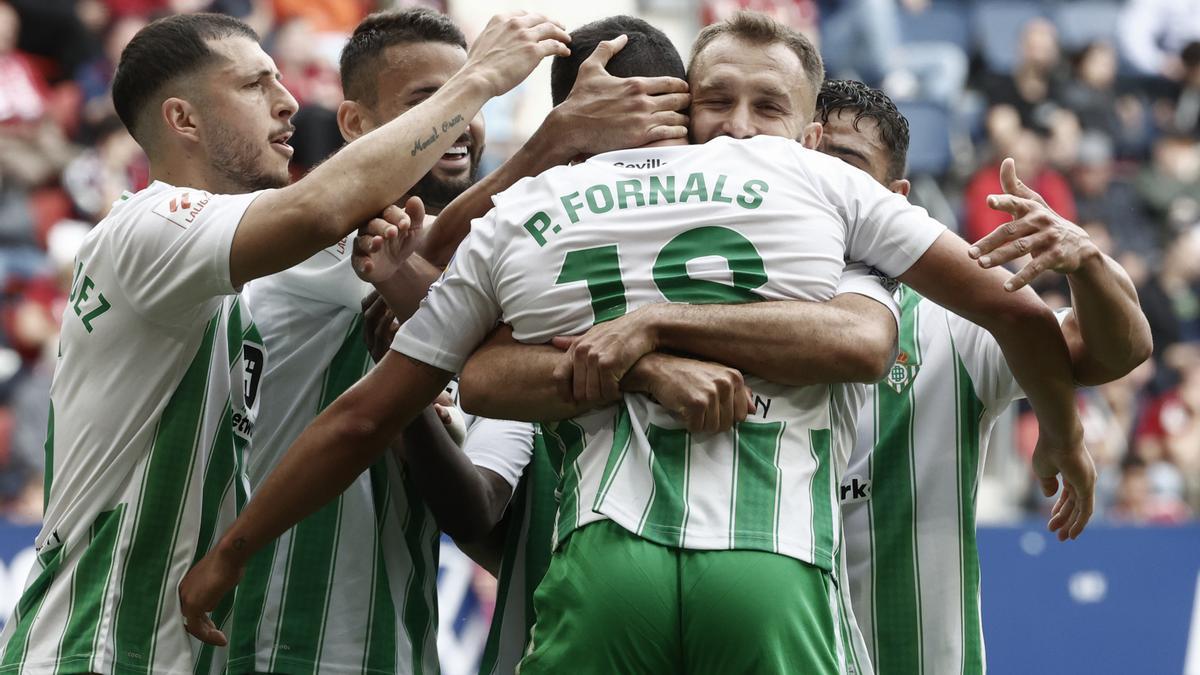 El jugador del Real Betis Pablo Fornals celebra con sus compañeros tras marcar el 0-2 contra el Osasuna. / EFE - Jesús Diges