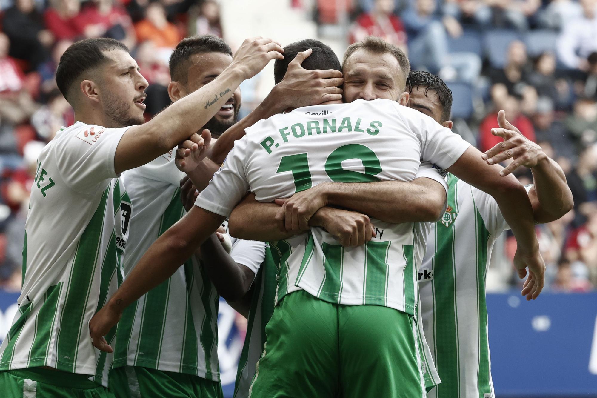 El jugador del Real Betis Pablo Fornals celebra con sus compañeros tras marcar el 0-2 contra el Osasuna. / EFE - Jesús Diges