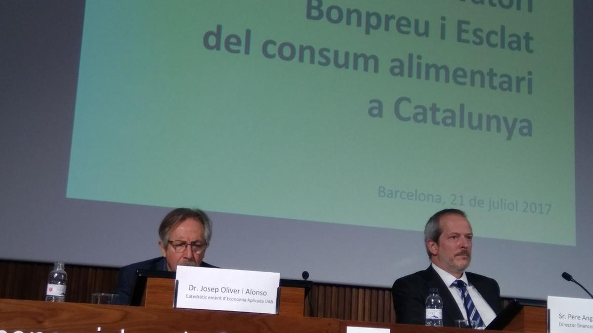 Josep Oliver y Pere Anglada durante la presentación del estudio sobre el consumo alimentario en Catalunya.