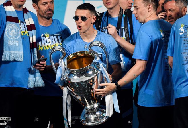 Guardiola con su puro y el show de Grealish: así ha sido la rúa del City bajo la lluvia