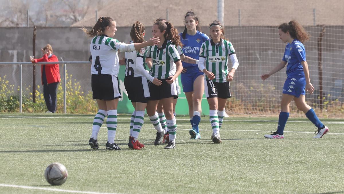 Las blanquiverdes celebran uno de sus goles ante el Betis B en la Ciudad Deportiva.