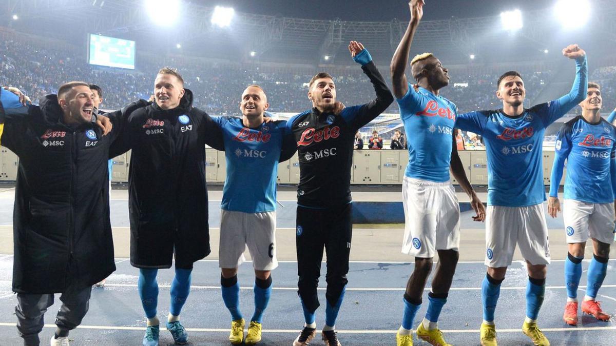 Los jugadores del Nápoles celebran el triunfo ante la Juve.