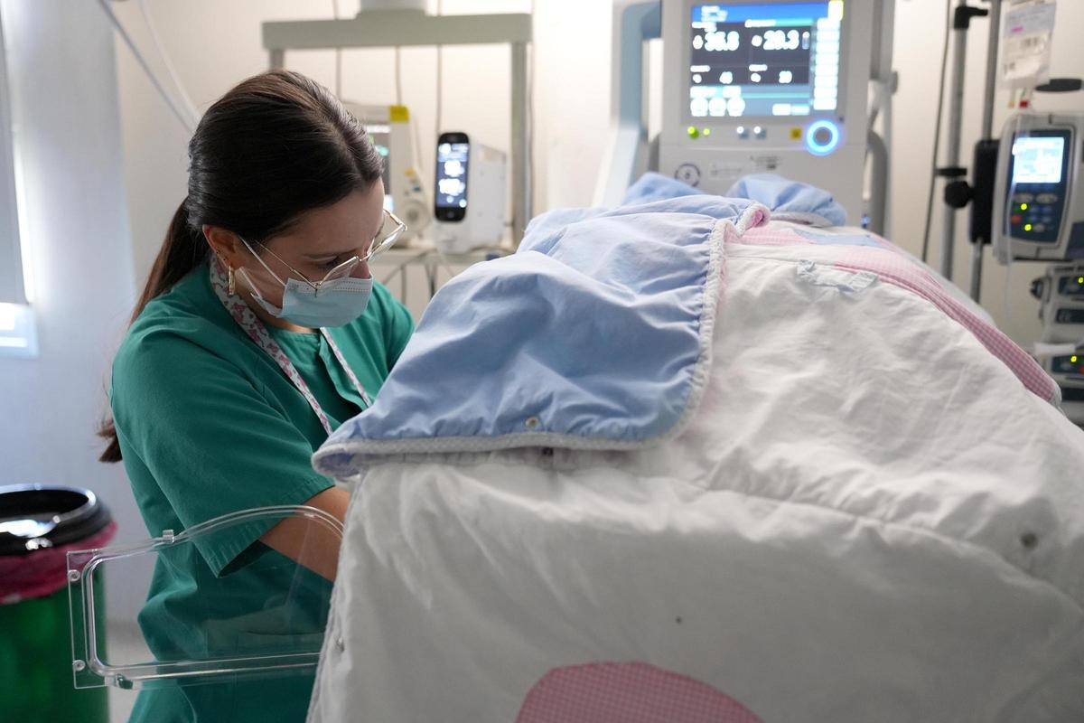 Atención en la Unidad de Neonatología del hospital Reina Sofía de Córdoba.