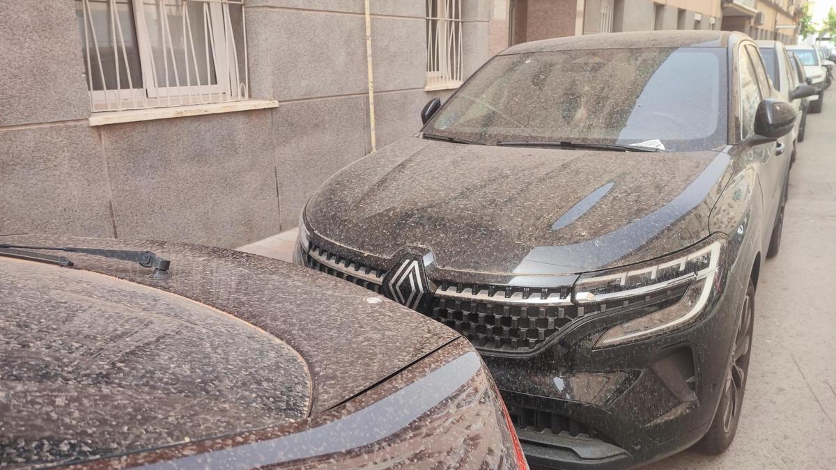 Coches con barro tras las lluvias, en una imagen de archivo