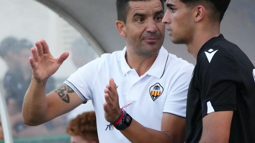 El técnico Rubén Torrecilla da instrucciones al joven central del filial Luca Martín durante el amistoso en el Marquina.