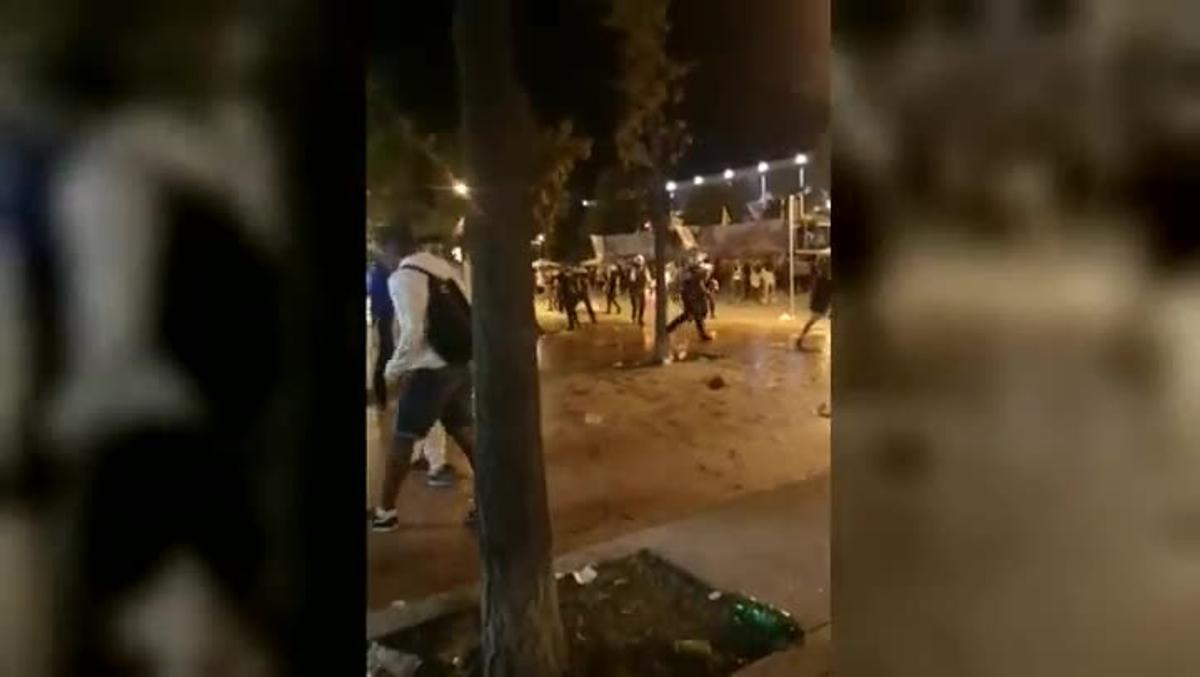 Imágenes grabadas con un móvil de la batalla campal que tuvo lugar anoche durante la fiesta mayor de Sabadell