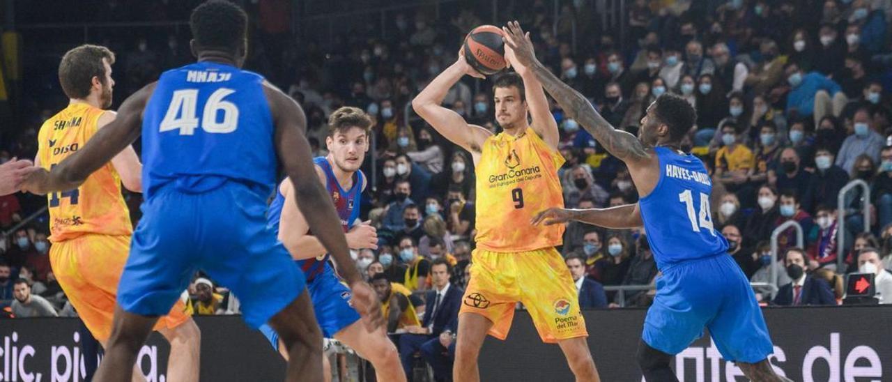 Brussino (9), presionado, busca el pase a Shurna en el Barça-Gran Canaria de la fase regular en el Palau.