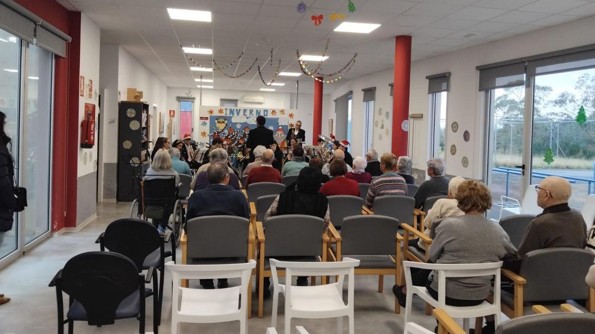 Concerto de Nadal de la Banda de Música de Lousame en el centro de día