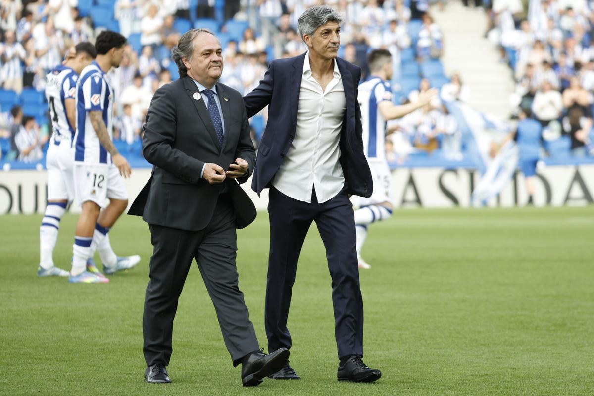 SAN SEBASTIÁN, 18/05/2025.- El entrenador de la Real Sociedad, Imanol Alguacil (d) tras recibir la insignia de oro y brillantes de mano del presidente del equipo, Jokin Aperribay (i), antes del partido de LaLiga entre la Real Sociedad y el Girona, este domingo en el estadio Reale Arena. EFE/ Javier Etxezarreta