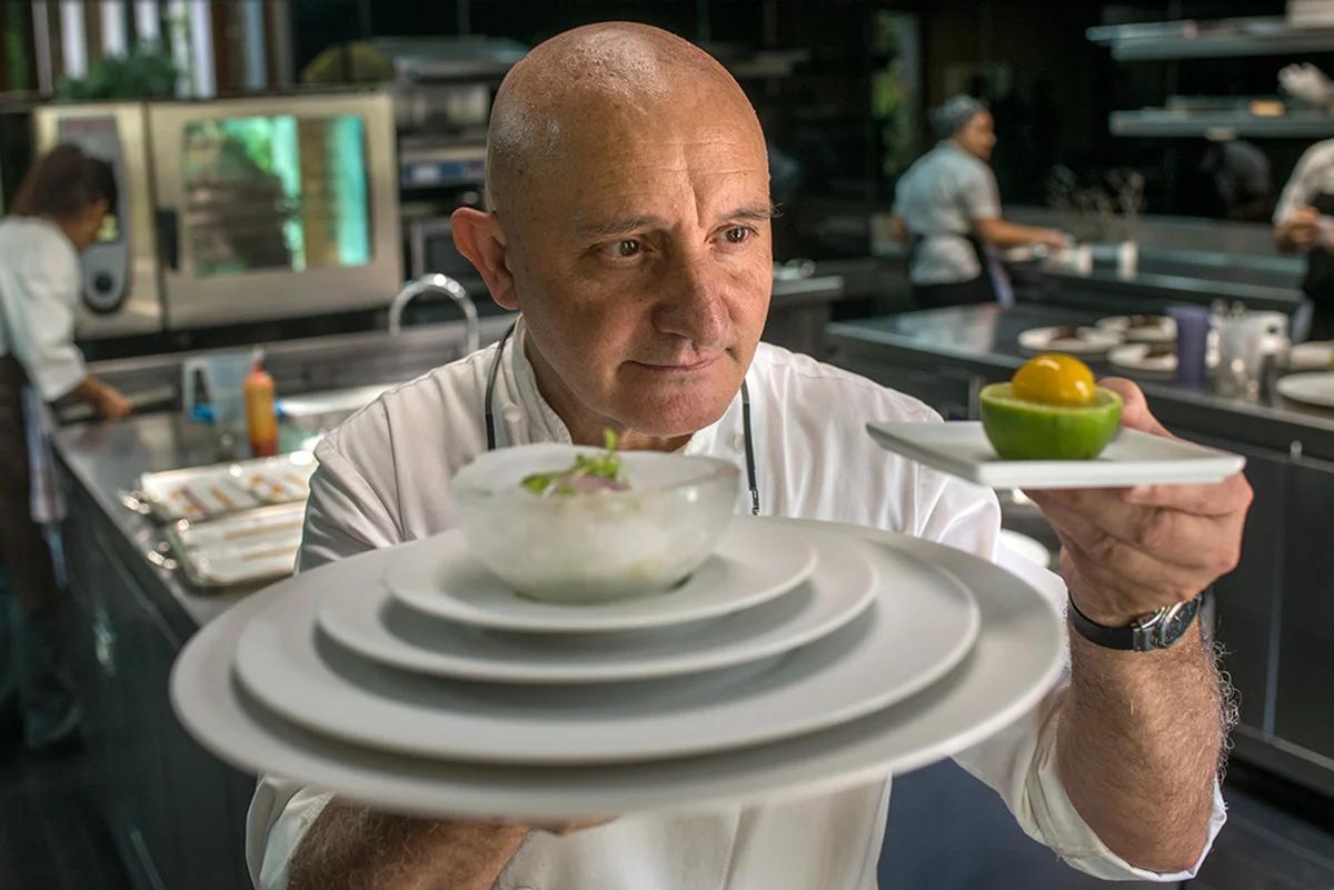 Toño Pérez, chef de Atrio, posa junto a uno de sus platos en la cocina del restaurante.