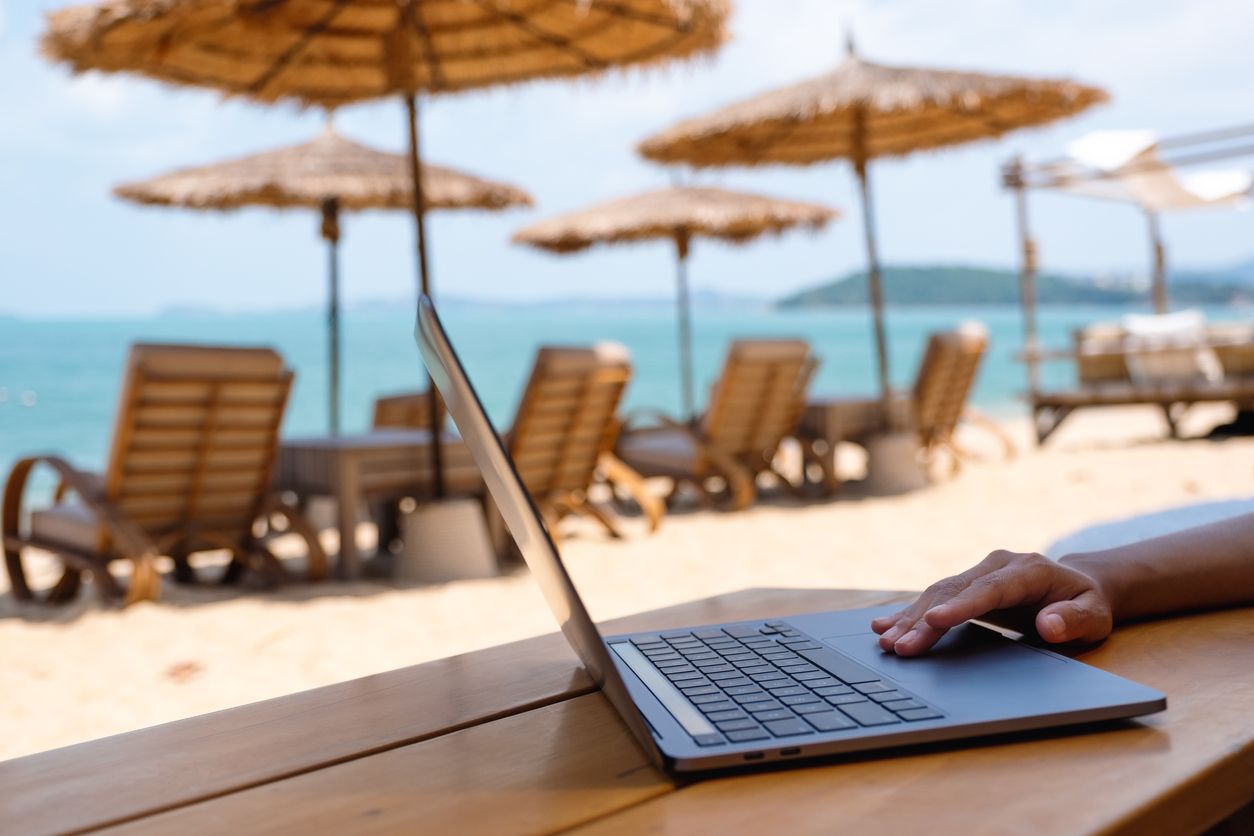 Nómada digital España - Mujer con ordenador en la playa