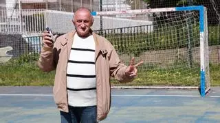 La historia de «Tocho», el vigués que lleva más de medio siglo pegado a una radio narrando el fútbol en la calle