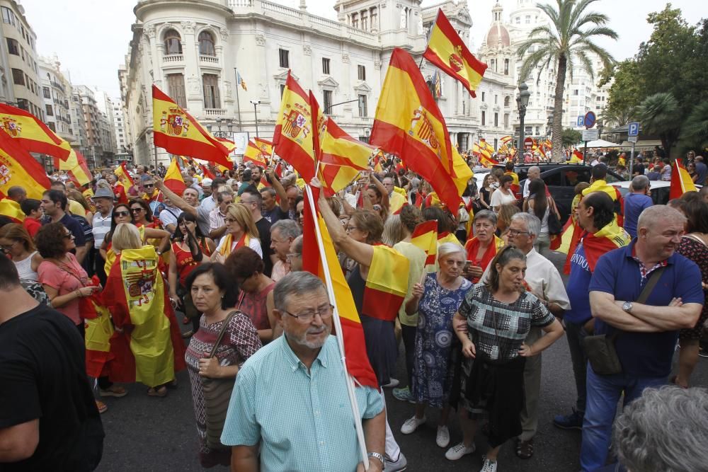 Caravana de vehículos con banderas españolas en València